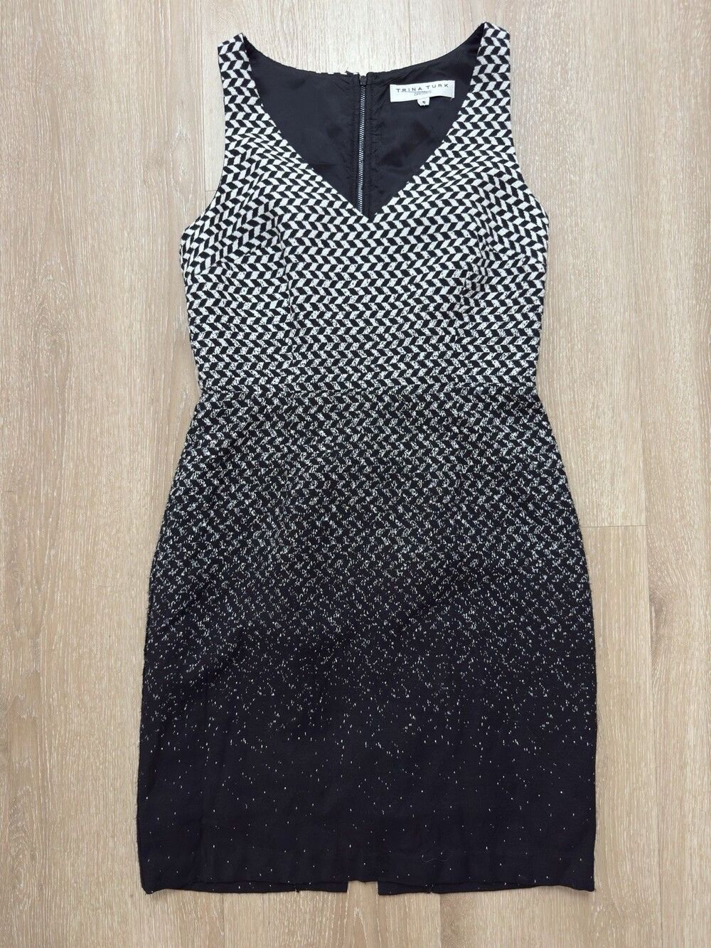 Trina Turk Ombre Chevron Sheath Dress Sz 6 Black White V-Neck USA Business Party